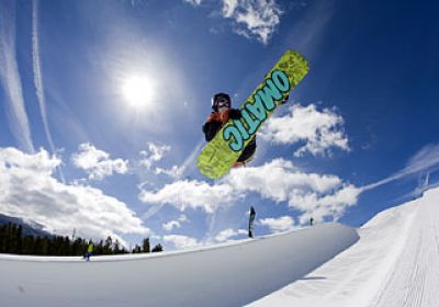 CO/Breckenridge/Snowboarder beim Sprung