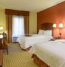Zimmer mit 2 Queen Betten, Hampton Inn and Suites Peoria at Grand Prairie, Peoria, Illinois - Credit: Hilton