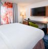 Zimmer mit King Bett, Fairfield Inn & Suites by Marriott Bend Downtown, Bend, Oregon - Credit: Marriott International