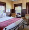 Zimmer mit King Bett und Lake View, Prince of Wales, Waterton Park, Alberta - Credit: Prince of Wales Hotel