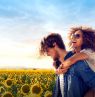 Paar in einem Sonnenblumenfeld, Yolo County, Kalifornien - Credit: Yolo County