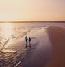 Paar am Strand bei Sonnenuntergang, Myrtle Beach, South Carolina - Credit: Visit Myrtle Beach