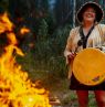Matricia Brown spielt Trommel vor einem Lagerfeuer, Maligne Lake Road, Jasper National Park, Alberta - Credit: Travel Alberta/North Grove Creative