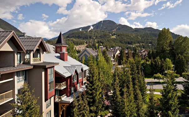 BC/Whistler/Delta Whistler Village Suites/Außen Sommer