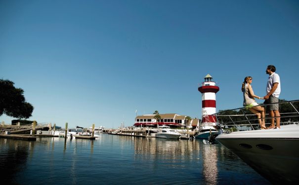 SC/Hilton Head Island/Leuchtturm und Paar auf Yacht