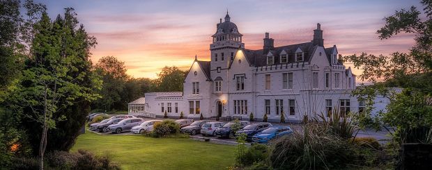 Außenansicht, Skeabost House Hotel, Isle of Skye, Schottland, Credit - Exepdia