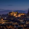 Edinburgh bei Nacht mit Blick auf das Edinburgh Castle, Edinburgh, Schottland - Credit: Visit Scotland / Kenny Lam