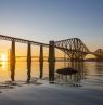 Forth Rail Bridge beim Sonnenuntergang, Edinburgh, Schottland - Credit: Visit Scotland