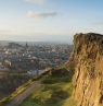 Salisbury Crags und Edinburgh Castle, Edinburgh, Schottland - Credit: Visit Scotland