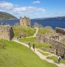 Urquhart Castle mit Loch Ness, Drumnadrochit, Schottland - Credit: Visit Scotland / Kenny Lam