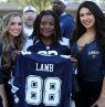 Cheerleaders mit Fan, Cowboys Experience, Grapevine, Texas - Credit: Cowboys Experience, Grapevine