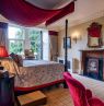 Zimmer mit Kingbett, Crossbasket Castle, Glasgow, Schottland, Credit: Crossbasket Castle