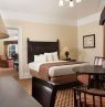 Suite mit einem Kingbett, Lake Yellowstone Hotel, Yellowstone National Park, Wyoming - Credit: Lake Yellowstone Hotel