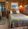 Zimmer in der Historischen Cabin mit einem Queen Bett, Circle Bar Guest Ranch - Credit: Circle Bar Guest Ranch