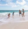 Familie am Strand, Atlantis The Royal, Paradise Island, BAH Credit: Atlantis